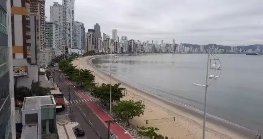 Apartamento mobiliado! 2 quartos (1 suíte), 2 vagas! frente mar! locação.