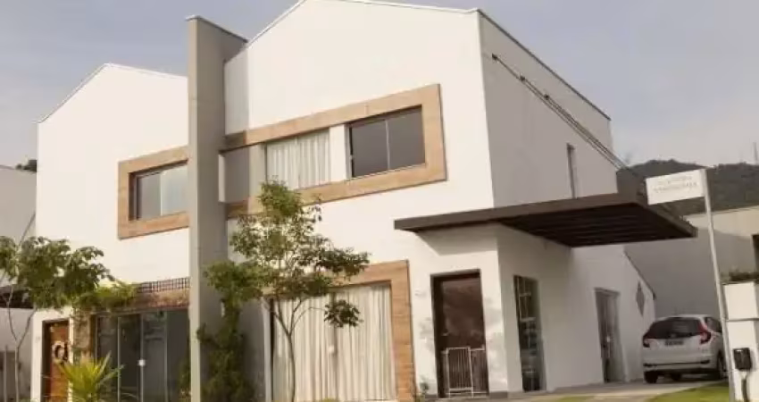 Casa em excelente condomínio na barra! 2 quartos, 03 vagas, imperdível!
