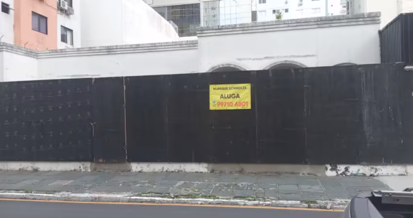 Casa comercial para locação no centro de balneário camboriú!