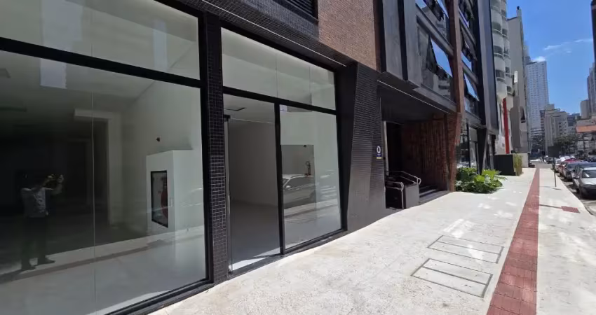 Loja para locação no centro de balneário camboriú! 02 vagas de garagem!