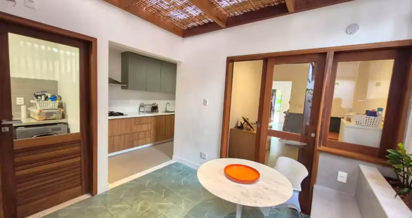 Maravilhoso village 4/4, em excelente condomínio arborizado c/ infra e excelente localização.