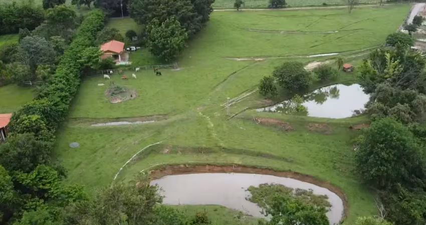 Sitio muito bem localizado, boa topografia, rico em agua