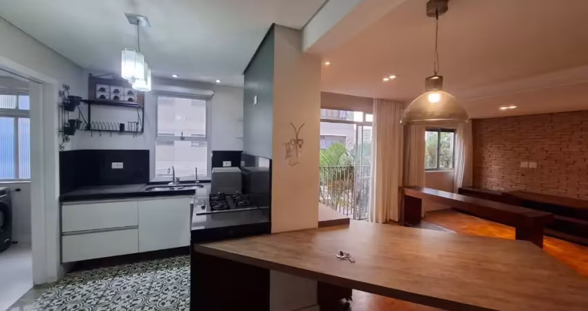 Apartamento diferenciado,  com suíte  reformado e cheio de luz natural!