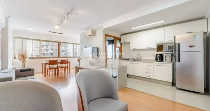 Apartamento decorado por arquiteto com 2 dormitórios e 2 vagas no bairro passo da areia – porto alegre