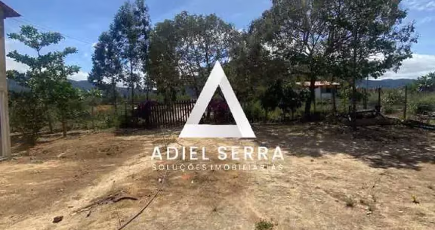 Mucugê - Sitio - 17.000m² total - Casa c/ 2 quartos sendo 1 suíte - 2 Banheiros - Vista p/ serra - Energia elétrica - Poço - Quintal frutífero