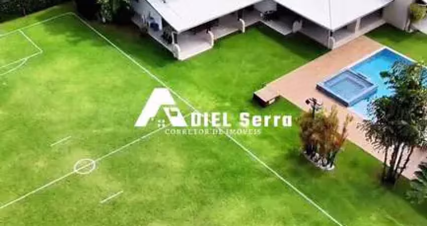 Encontro das Águas - 3.998m² total - 5 suítes - Master c/ closet - 6 quartos - Gabinete - Área gourmet - Piscina - Energia solar - Depósito - 4 vagas