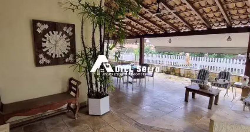 Caminho das Árvores - 593m² total - 2 pavimentos - 5 quartos - 3 suítes - 6 banheiros - Varanda - Gabinete - Piscina - Armários - Despensa - 3 vagas