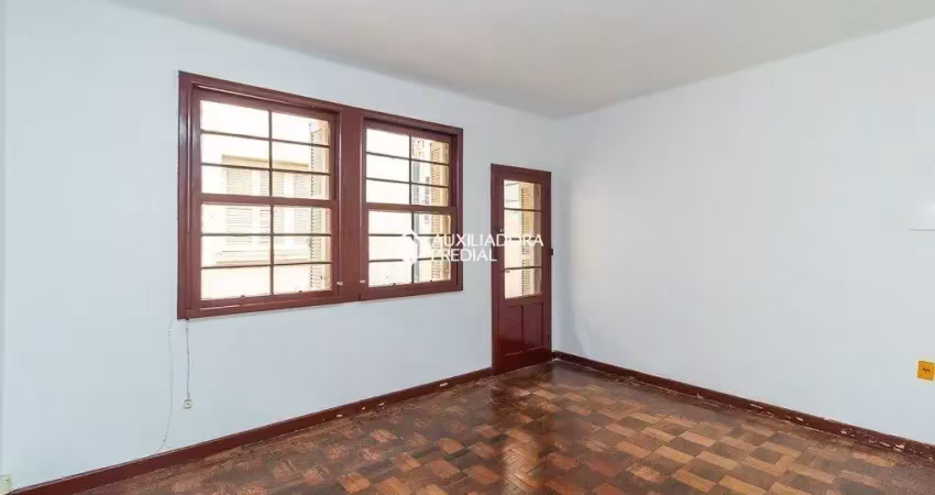 2 dormitórios com sacada no coração do petrópolis – baixo custo e excelente localização