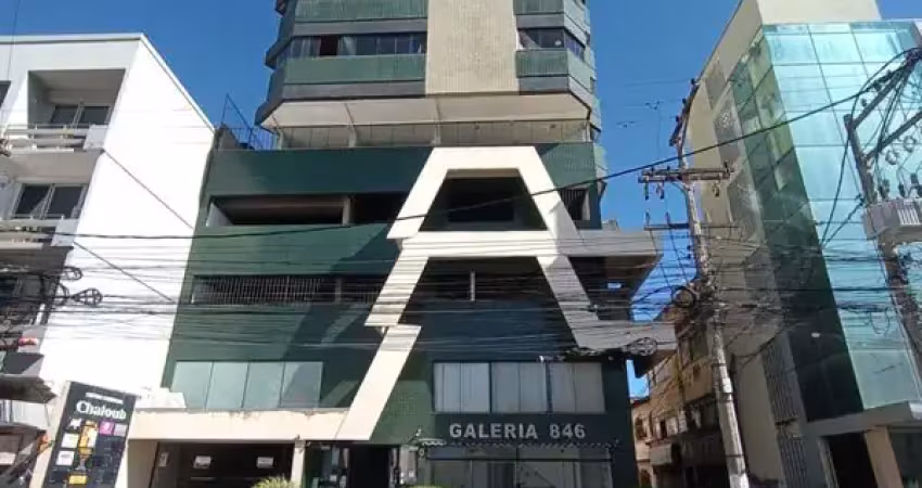 Loja ampla com sobreloja e frente em blindex no centro de macaé – ponto estratégico