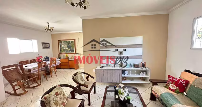 Casa nos Bancários com 4 quartos sendo 2 suítes e quintal amplo