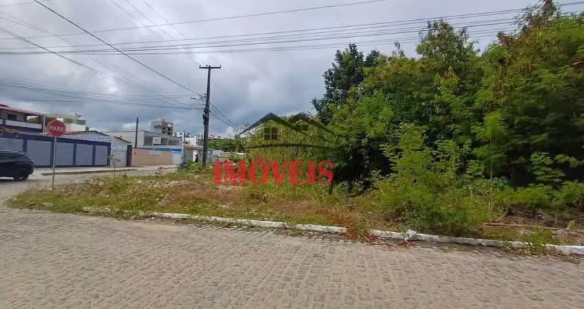 Terreno de esquina com acesso calçado próximo a praia.