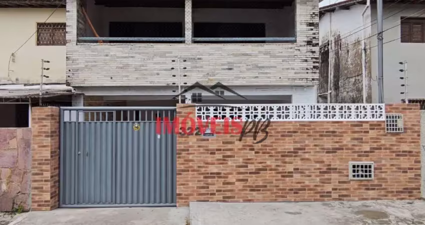 Casa ampla no valentina bem localizada, com 4 quartos sendo 2 suítes.