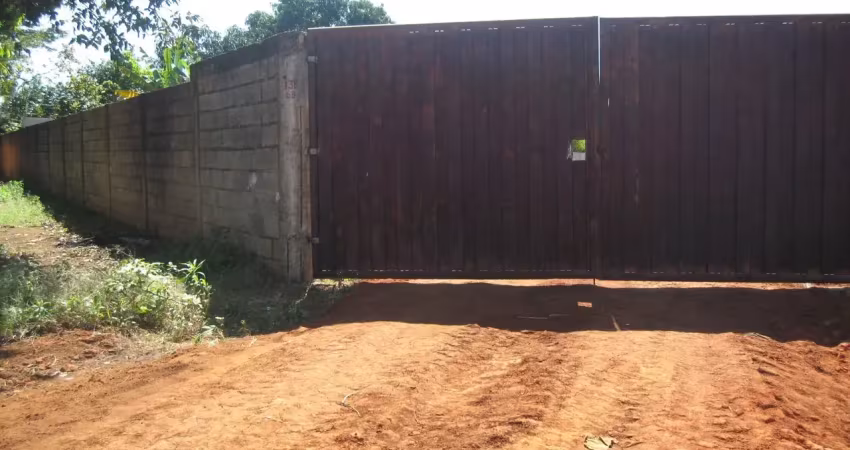 Área de 2.037 m² entre a av. rio verde e o anel viário. 100% murada.