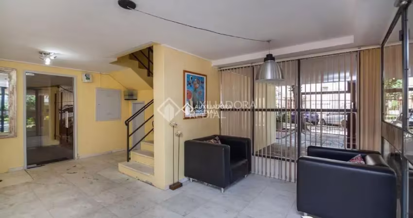 Ótima oportunidade de compra. apartamento de 02 quartos,  com dependência de empregada completa,  bem espaçoso.  sala de estar com 2 ambientes,  piso de tabuão original em todo o apartamento. cozinha 