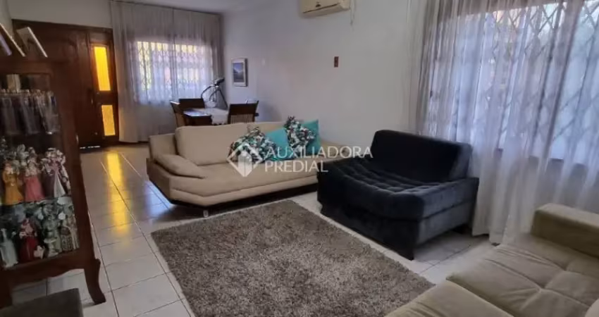 Casa ampla e versátil junto à parada 46 — ideal para morar ou investir no coração de alvorada!