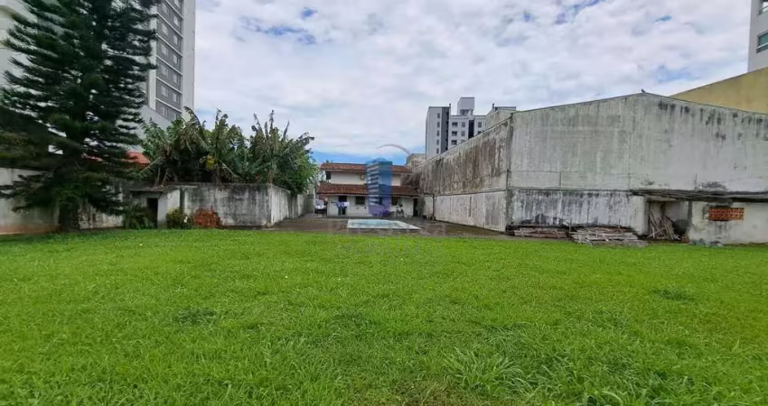 Sobrado  com piscina em terreno com 1080 m²