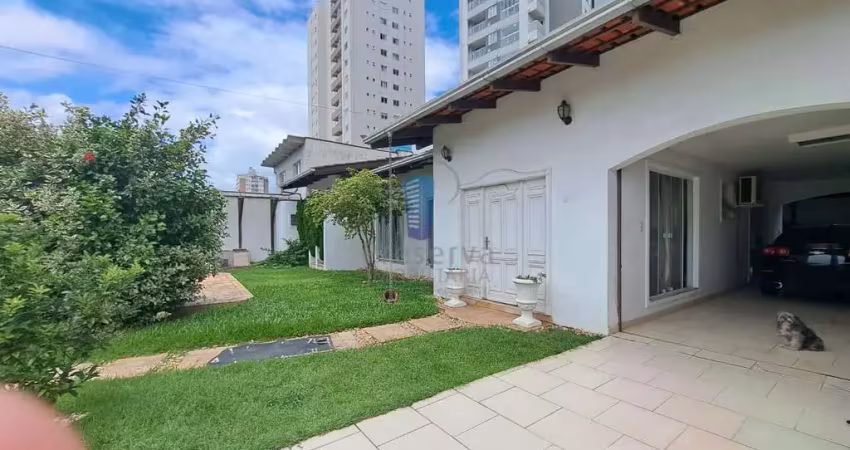 Casa ampla com  piscina no Centro de Itajaí