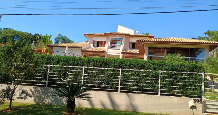 Linda casa em condomínio com vista de frente ao lago maravilhoso.