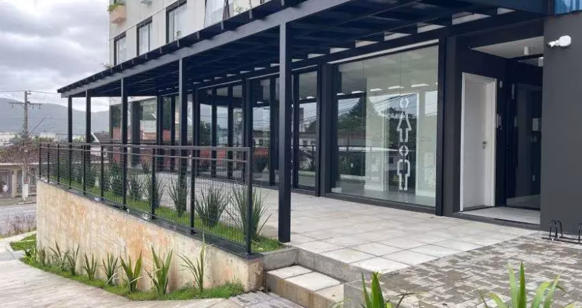 Esta loja está localizada no parkside carvoeira, em florianópolis, um bairro em crescimento e com fácil acesso a diversas comodidades. com uma área privativa de 30m² e total de 60m², o espaço é ideal