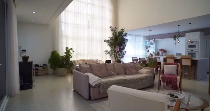 Descubra o seu novo lar em jurerê, uma das áreas mais desejadas de florianópolis! esta espaçosa casa de 354,4 m² foi projetada para oferecer conforto e elegância. com 4 suítes, cada uma repleta de aco