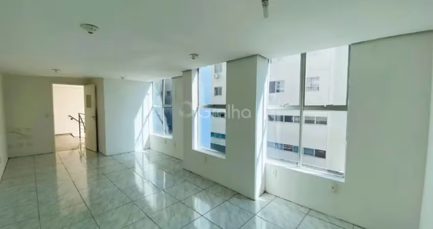 Conheça esta ampla loja à venda no solar da araguaia, situada no coração do centro de florianópolis. com uma área privativa de 288,06 m² e uma área total de 347,06 m², este espaço oferece grandes poss