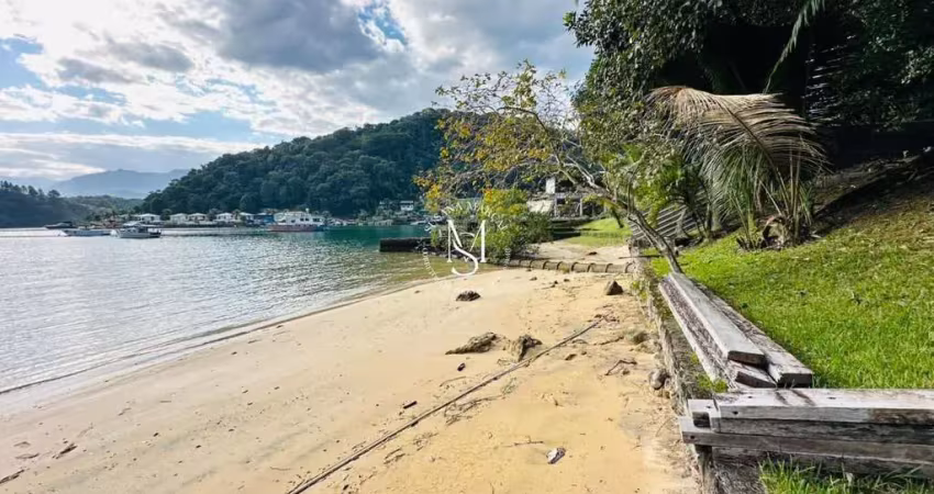 Casa frente mar em angra dos reis com piscina, sauna e vaga para barco e praia n