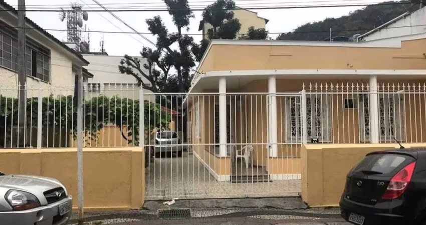 Casa térrea ampla à venda no centro de angra dos reis