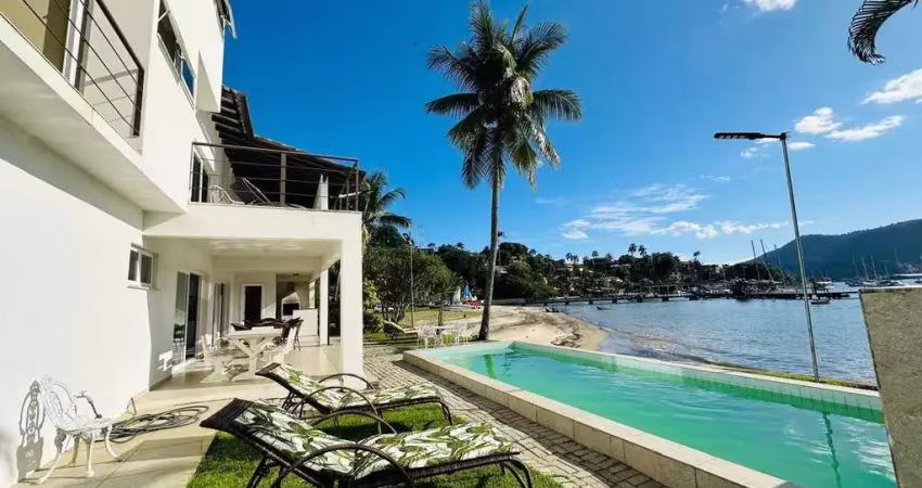Casa dos sonhos em angra dos reis – frente para o mar com piscina e churrasqueira