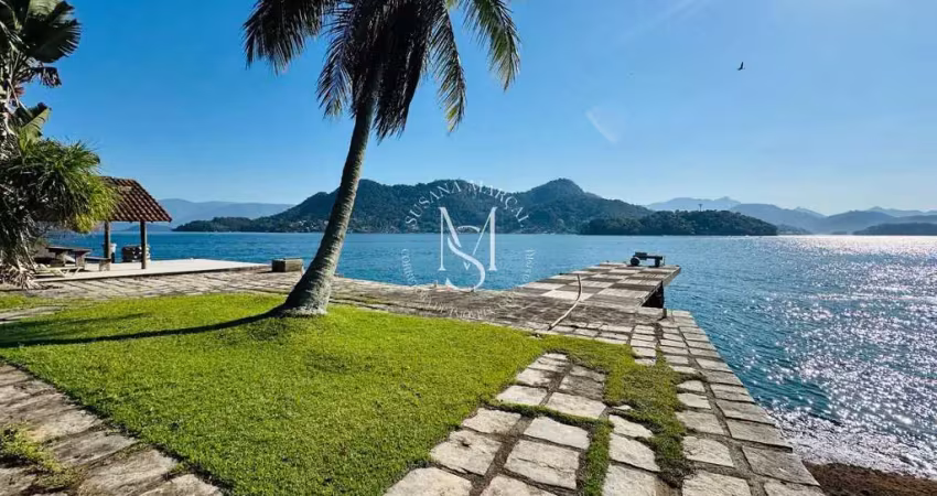 Casa caiçara à beira-mar com píer privativo – vida exclusiva em angra