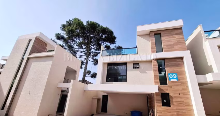 Casa em Condomínio em Localização Privilegiada em Santa Felicidade!