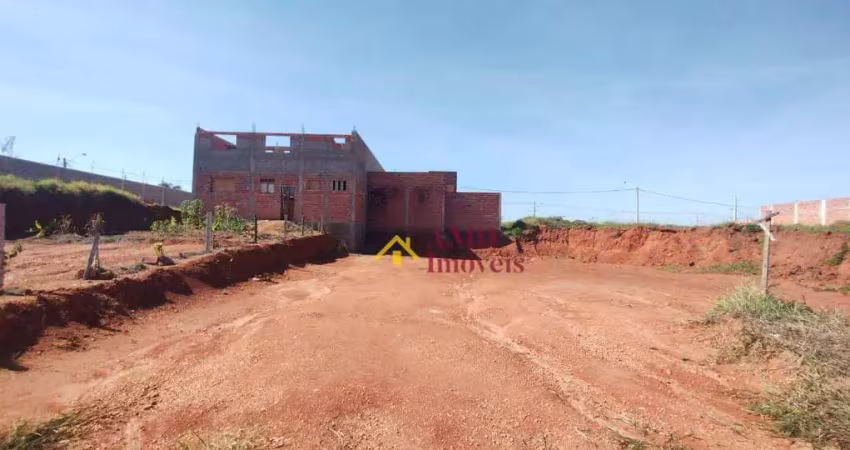 Terreno misto no conquista de 398 m2 com uma construção de 88 m2. possibilidades de um projeto comercial na outra parte do terreno.