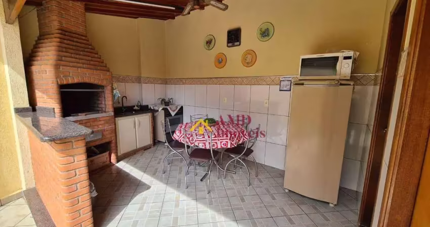 Sobrado à venda no bairro nova piracicaba, em ótimo estado de conservação.  casa avarandada com linda vista para área verde em frente ao imóvel.