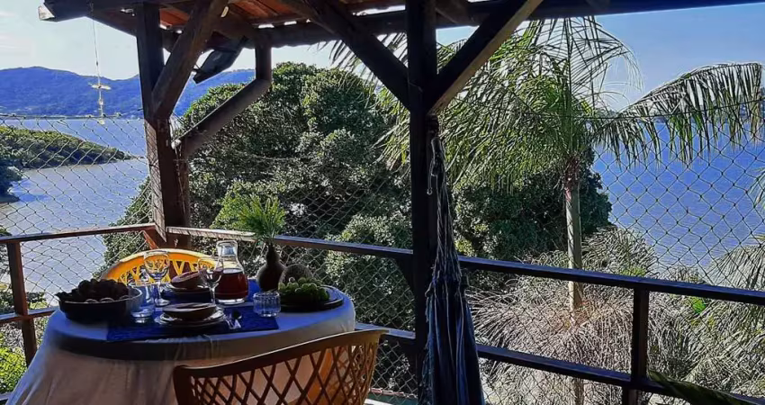 Impecável casa à venda em florianópolis-sc, bairro lagoa da conceição: 3 quartos, 1 suíte, 2 salas, 2 banheiros, 2 vagas, 130m².