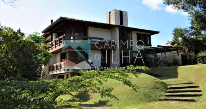 Condomínio fechado, piscina, 3 suítes( possibilidade 4), amplo living e sala íntima, escritório , lareira, varanda gourmet linda suíte master /sacada