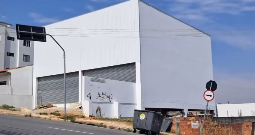 Ótimo salão comercial na avenida dr. americo figueiredo com 2 banheiros