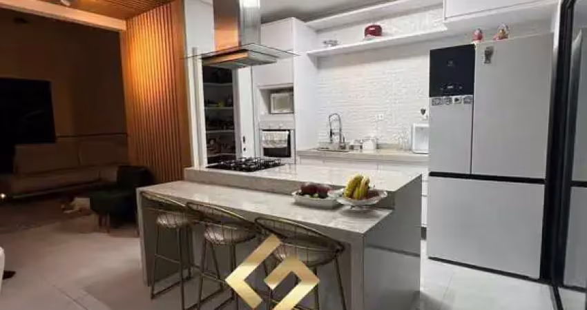 Casa assobradada localizada na única rua plana do condomínio vivva