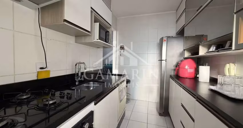 Apartamento de 50m², 2 dormitórios, sacada fechada em vidro, vaga de garagem.