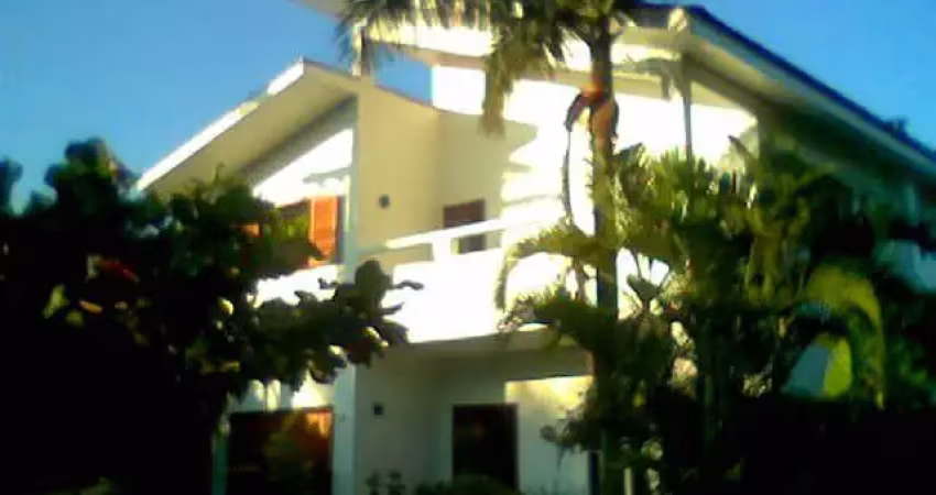 Casa com piscina 4x8m individual em condominio de alto padrão-4 suites 5 vagas