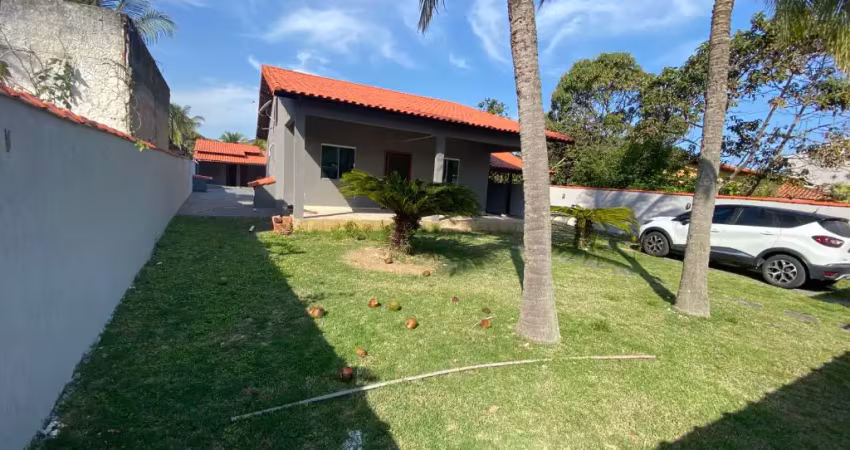 Alugo casa em cordeirinho ponta negra com 3 quartos