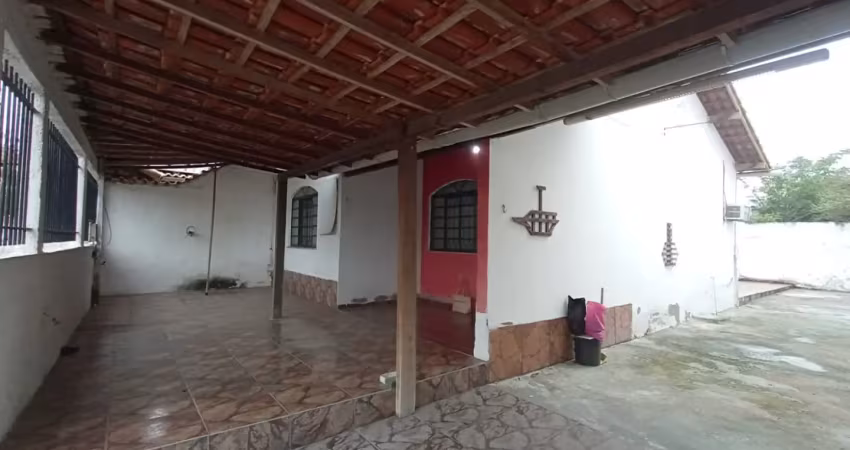 Casa em condomínio fechado com 2 quartos para alugar na Rodovia RJ-104, Centro (Manilha), Itaboraí