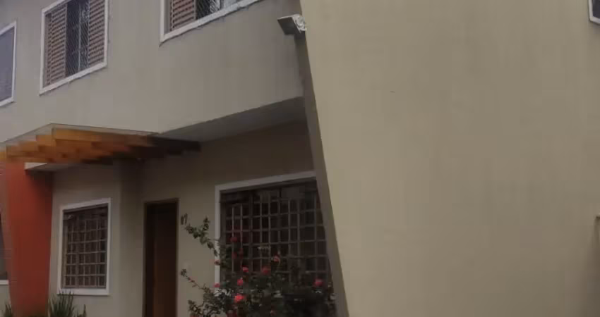 Sobrado com 112m², 3 quartos, sendo 1 suíte, a 6 minutos do parque cascavel, em condomínio fechado