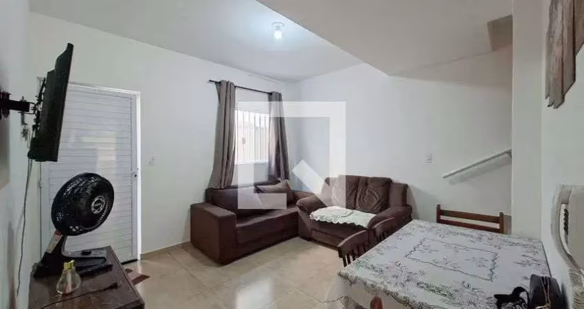 Casa / sobrado em condomínio para aluguel - maracanã, 2 quartos,  56 m² - praia grande