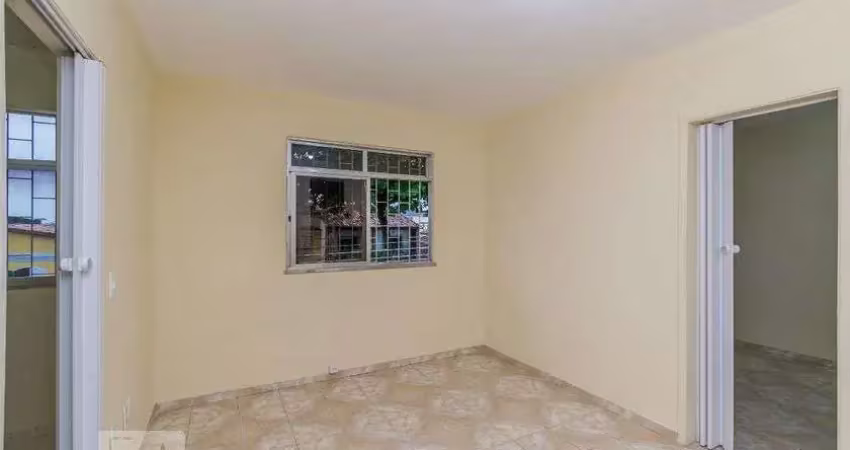 Casa com 2 quartos para alugar na Rua Setúbal, Penha, Rio de Janeiro