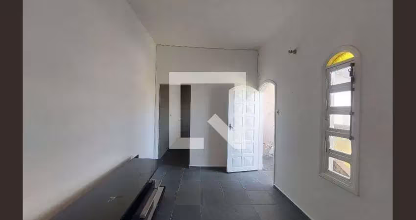 Casa com 2 quartos para alugar na Rua Nilo Andrade do Amaral, Vila Romano, São Paulo