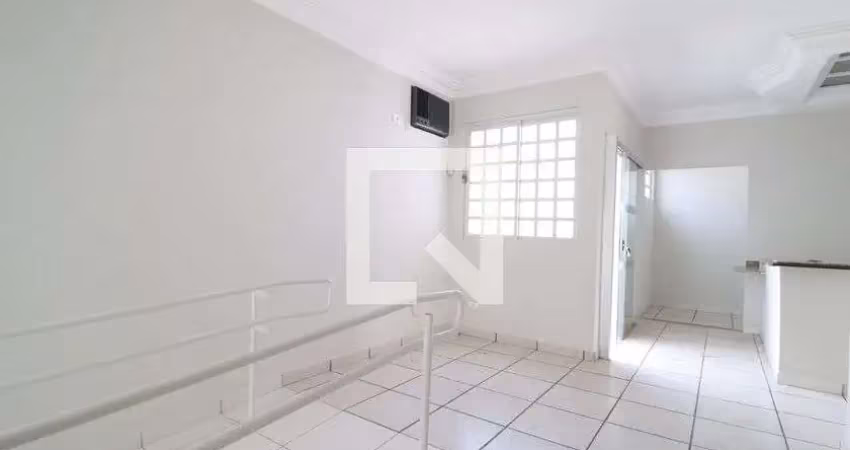 Casa com 3 quartos para alugar na Rua Olegário Maciel, Martins, Uberlândia