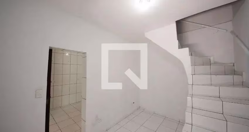 Casa com 2 quartos para alugar na Rua Vercínio Pereira de Souza, Jardim Tietê, São Paulo