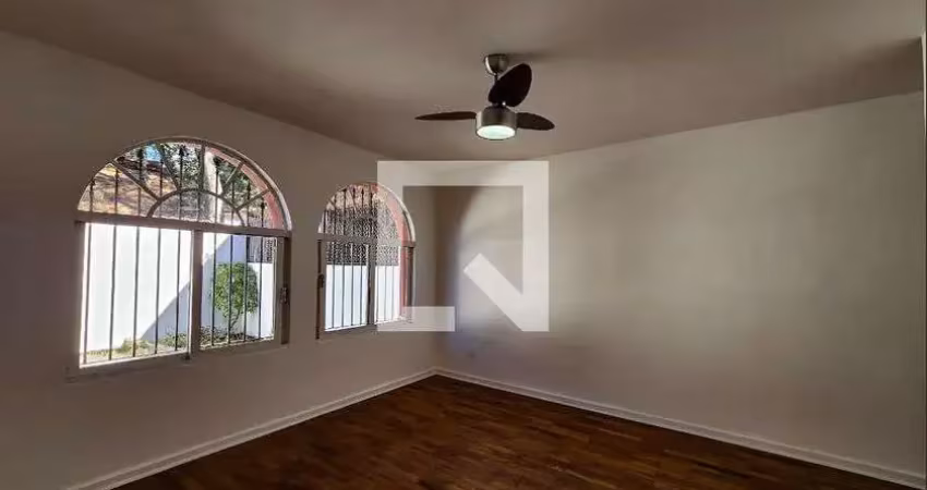 Casa com 3 quartos para alugar na Avenida Embaixador Cavalcanti de Lacerda, Butantã, São Paulo
