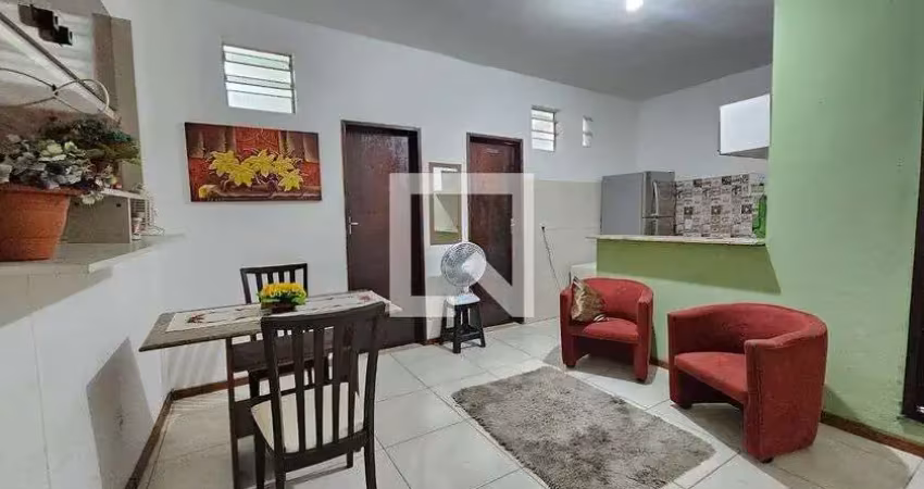 Casa com 2 quartos para alugar na Rua Hélio Machado, Boca do Rio, Salvador