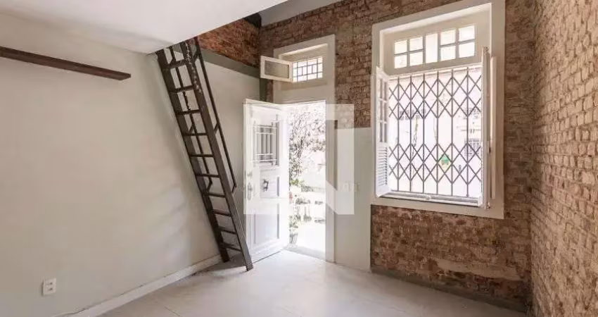 Casa com 2 quartos para alugar na Rua Caçapava, Grajaú, Rio de Janeiro