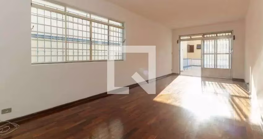 Casa com 3 quartos para alugar na Rua Salto Grande, Sumaré, São Paulo